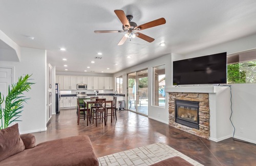 Augusta Ranch House | 5 King beds! Large home, sleeps 18 in beds! Outdoor pool and firepit!