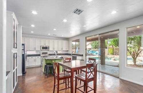 Augusta Ranch House | 5 King beds! Large home, sleeps 18 in beds! Outdoor pool and firepit!