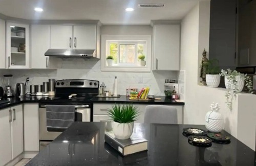 Malton House | 5 Km to Toronto Pearson Airport , Sleeps 4-6