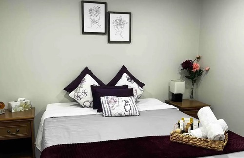 Malton House | 5 Km to Toronto Pearson Airport , Sleeps 4-6
