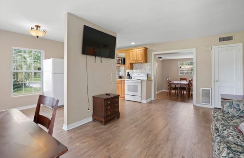 Lakeshore South House | ~5 Leaf Experience Sleeps 8 NAS Jax~