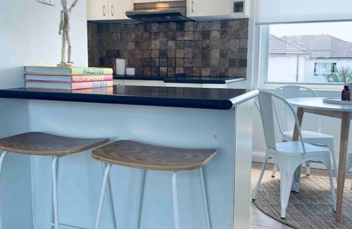 North Bondi Apartment | 5* Location ~ 200m to the Sand ~ Stylish & Bright