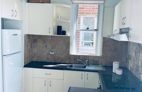 North Bondi Apartment | 5* Location ~ 200m to the Sand ~ Stylish & Bright