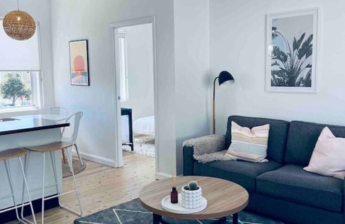 North Bondi Apartment | 5* Location ~ 200m to the Sand ~ Stylish & Bright