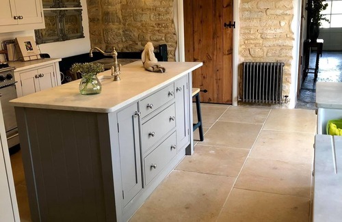 Willersey Cottage | 5* LUXURY Spacious Cottage, Garden. Pubs, Duck Pond. 5 Beds,3 Baths. Nr Broadway