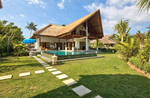 Gerokgak Villa | 5 * Luxury villa with swimming pool and Wifi, fantastic staff, beach accessible