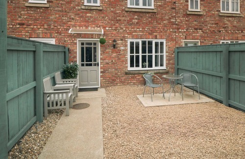 Potter Brompton Cottage | 5 MANOR RISE, pet friendly, character holiday cottage in Sherburn