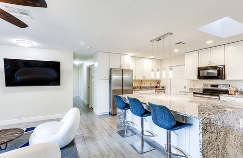 Boynton Beach Cottage | 5 Mi to Beaches: Hot Tub Haven in Lake Worth