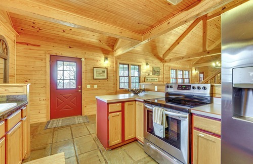 Eureka Springs Cabin | 5 Mi to Beaver Lake: Family Cabin w/Game Room