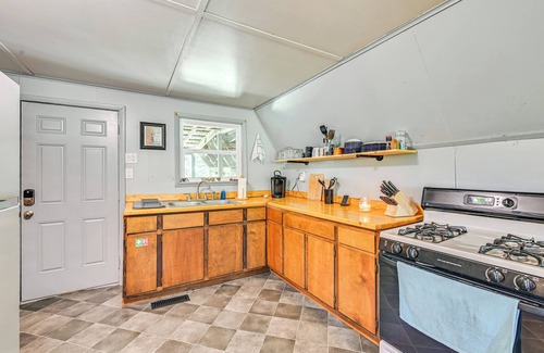 Wellington Cabin | 5 Mi to Cave Run Lake: Wellington Cabin w/Deck!
