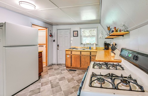 Wellington Cabin | 5 Mi to Cave Run Lake: Wellington Cabin w/Deck!
