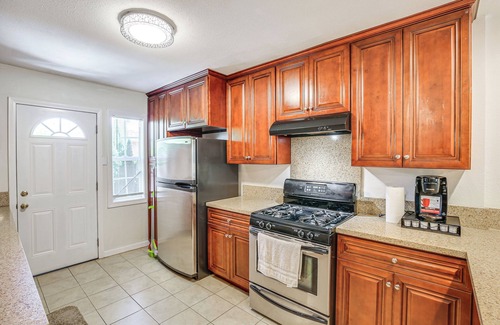 Harbor House | 5 Mi to Coast: Centrally Located Long Beach Home!
