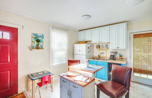 Mossy Oaks Cottage | 5 Mi to Downtown Beaufort: Pet-Friendly Cottage!