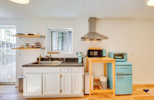 Los Angeles Apartment | 5 Mi to Dtwn Los Angeles: Apt w/Outdoor Space!