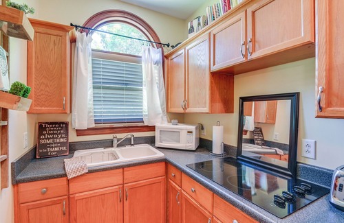 Franklin Cottage | 5 Mi to Dtwn: Serene Couple's Retreat in Franklin!