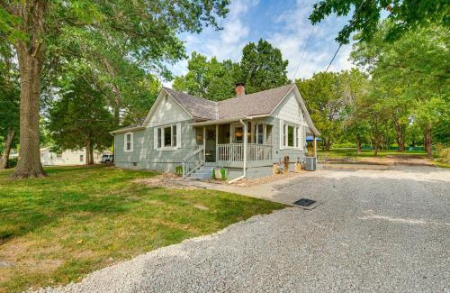 Kansas City House | 5 Mi to Kansas Speedway! Cowtown Cutie KC