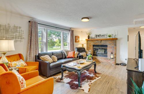 Kansas City House | 5 Mi to Kansas Speedway! Cowtown Cutie KC