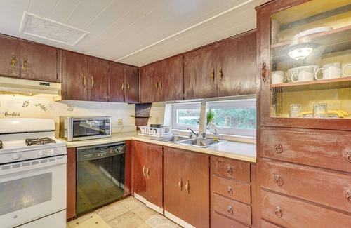 Westfield Cottage | 5 Mi to Lake Erie Access: Quiet Cottage w/Yard!