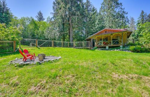 Paradise Estates House | 5 Mi to Mt Rainier Natl Park Cozy Cabin with Deck!