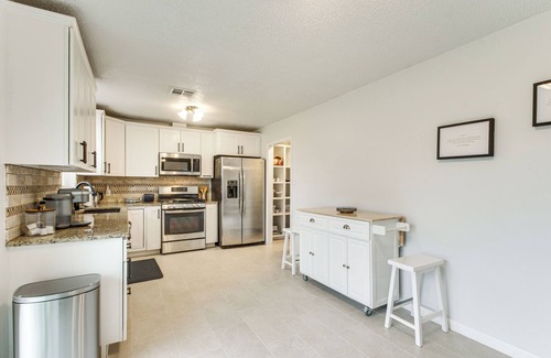 Lawton House | 5 Mi to Museum of the Great Plains: Home w/Patio