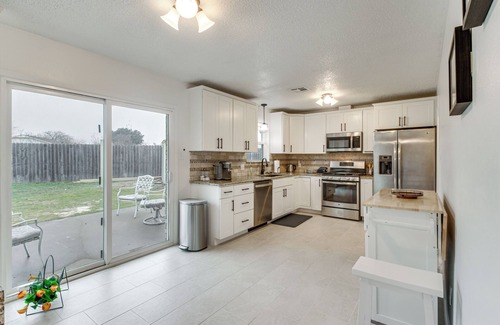 Lawton House | 5 Mi to Museum of the Great Plains: Home w/Patio