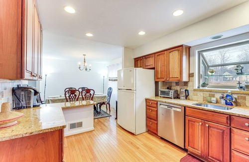 Lake Ridge House | 5 Mi to Potomac Mills: Cozy Family Home w/Deck!