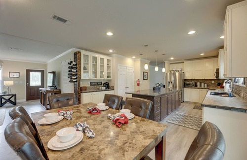 Sublime House | 5 Mi to Splashway Waterpark: Cabin in Rock Island