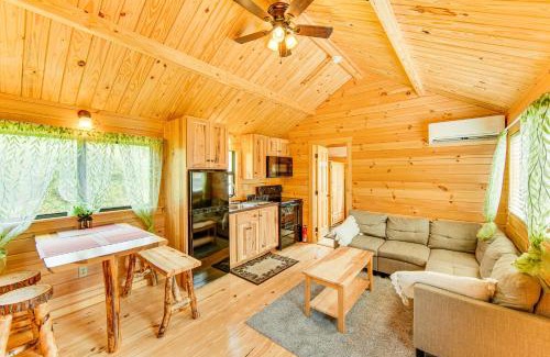 Selinsgrove House | 5 Mi to Susquehanna Boating! Secluded Log Cabin