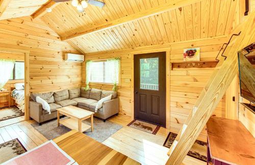 Selinsgrove House | 5 Mi to Susquehanna Boating! Secluded Log Cabin