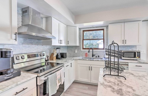 Bedford Condo | 5 Mi to UT: Quiet Toledo Duplex Near Parks!