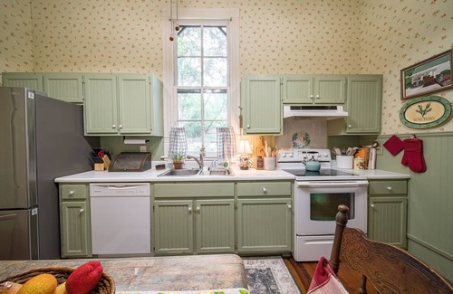 Hamilton House | 5 Miles to Callaway Gardens and walking distance to shops and restaurants.