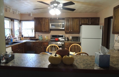 Northwest Akron House | 5 miles to Cuyhoga National Park & Blossom Music Center