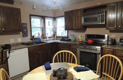 Northwest Akron House | 5 miles to Cuyhoga National Park & Blossom Music Center