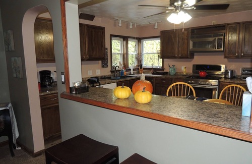 Northwest Akron House | 5 miles to Cuyhoga National Park & Blossom Music Center