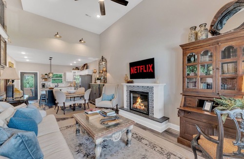 Knoxville Condo | ⭐️5 miles to UT Campus⭐️New luxurious 4BR/3BA condo w/private backyard retreat!