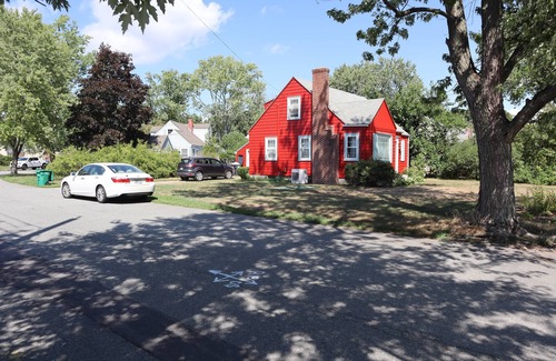 Warwick House | 5 Min from Airport -10 Min from Providence! Cozy 2nd Floor Apartment