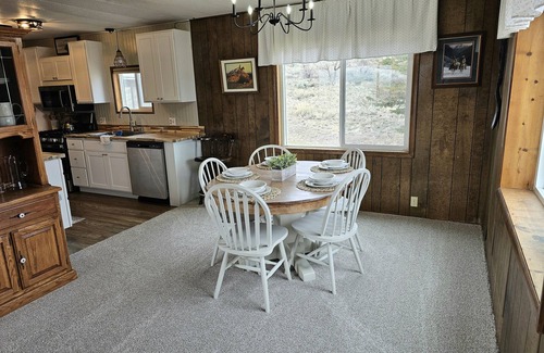 Custer County House | 5 min from town, clean, comfortable, and quiet.