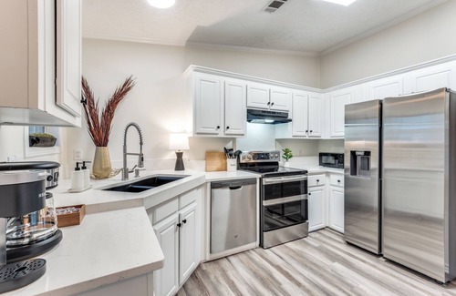 McKinney Cottage | 5 min. stroll to Downtown Mckinney! Family & Pet Friendly Cottage