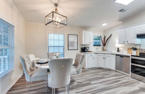 McKinney Cottage | 5 min. stroll to Downtown Mckinney! Family & Pet Friendly Cottage