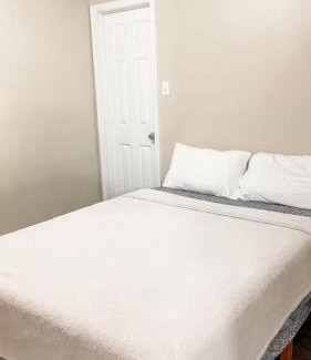 Central City Apartment | 5 Min to Beach & Downtown - Sleeps 5, Budget Stay