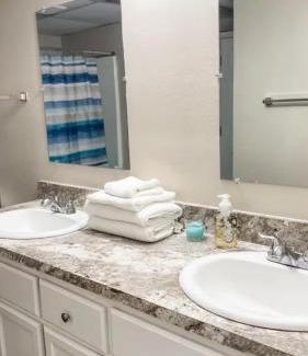 Central City Apartment | 5 Min to Beach & Downtown - Sleeps 5, Budget Stay