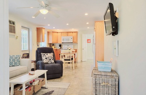Naples Park House | 5 min to Beaches, Available Jan 2026 28 nt min. Beach Pass Incl.