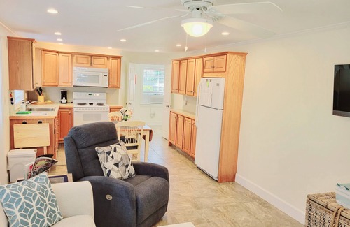 Naples Park House | 5 min to Beaches, Available Jan 2026 28 nt min. Beach Pass Incl.