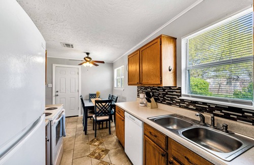 Lawton House | 5 Min to Fort Sill Military Base!-Free Hulu/Disney+ Fully equipped Kitchen