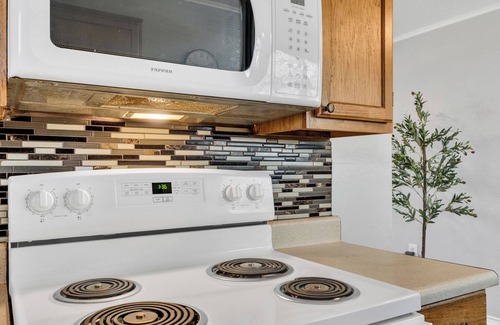 Lawton House | 5 Min to Fort Sill Military Base!-Free Hulu/Disney+ Fully equipped Kitchen