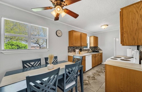 Lawton House | 5 Min to Fort Sill Military Base!-Free Hulu/Disney+ Fully equipped Kitchen