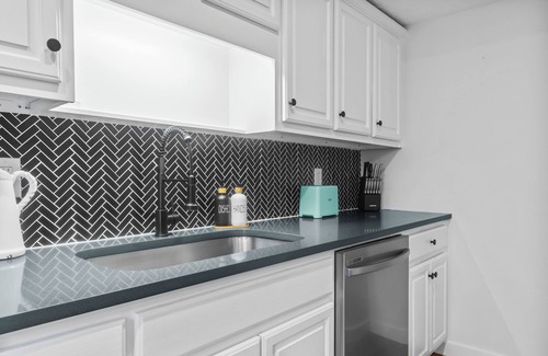 Gainesville Condo | 5 min to Gainesville City square, Washer & Dryer, Reserved Parking, 15+day only