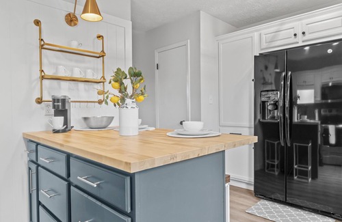 Gainesville Condo | 5 min to Gainesville City square, Washer & Dryer, Reserved Parking, 15+day only