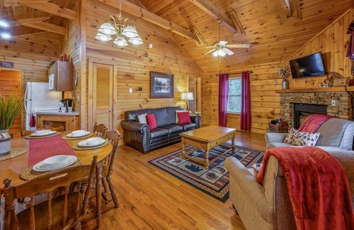 Gatlinburg Cabin | 5 Min to Gatlinburg! Nice Views! Hot Tub! 2 King Suites! Book Now!