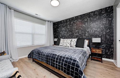 Westfield House | 5 min to Grand Park, Ranch Style Home with King Bed, FirePit, Ping Pong, & Fun Games